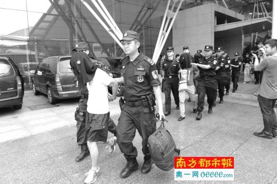 12名涉嫌电信诈骗的嫌疑人被江门警方押回广东。 12名涉嫌电信诈骗的嫌疑人被江门警方押回广东。