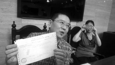 桑女士的爱人在庭上展示征缴税款单。京华时报记者张淑玲摄 桑女士的爱人在庭上展示征缴税款单。京华时报记者张淑玲摄